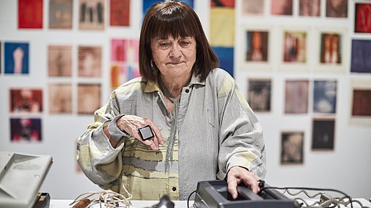 La artista vasca, con piezas incluidas en la exposición