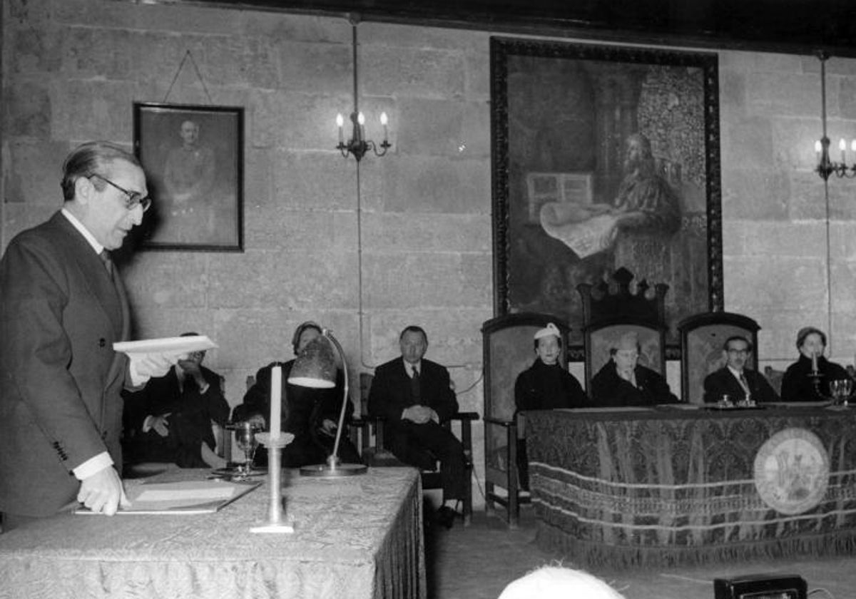 Rafael Sánchez Mazas impartiendo una conferencia en el Centro de Cultura valenciano (1955)