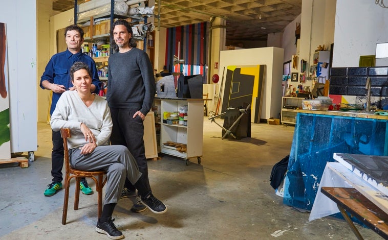 Imagen principal - De arriba abajo, Miguel Fructuoso, Irma González-Laviada y Nicolás Combarro, de Nave Oporto; fachada de la galería Memoria, donde se observa cómo sus responsables han utilizado otro tipo de pintura para cubrir una pintada amenazante; Rafael Bonilla de Garage Bonilla