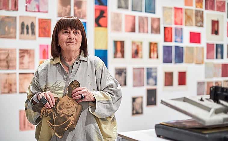 Imagen principal - En las imágenes, la autora en el Museo Reina Sofía, y algunas de sus obras contenidas en la retorspectiva que le dedica este espacio