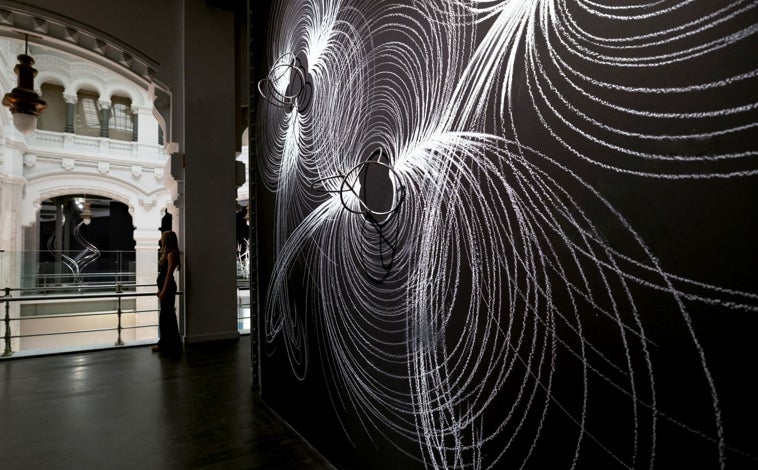 Imagen principal - De arriba abajo, "Oscilaciones. Espacio Circular"; performance "Materia. Tiempo"; y 'Túnel. Infinito Circular'