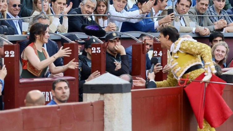 Roca Rey le brinda un toro a Ayuso en Las Ventas, «por su valentía como mujer»
