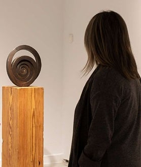 Imagen secundaria 2 - Arriba y sobre estas líneas, esculturas de Martín Chirino presentes en la retrospectiva del artista canario en el Centro Atlántico de Arte Moderno (CAAM) de Las Palmas como homenaje en su centenario