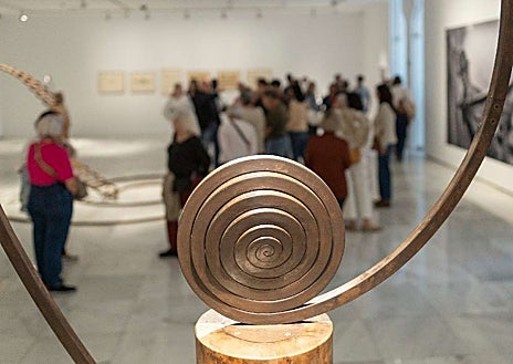 Imagen secundaria 1 - Arriba y sobre estas líneas, esculturas de Martín Chirino presentes en la retrospectiva del artista canario en el Centro Atlántico de Arte Moderno (CAAM) de Las Palmas como homenaje en su centenario