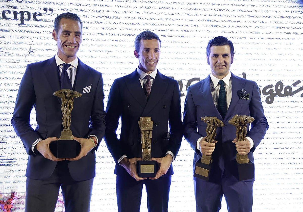 Los protagonistas de la noche posan junto a sus galardones en el Alcázar