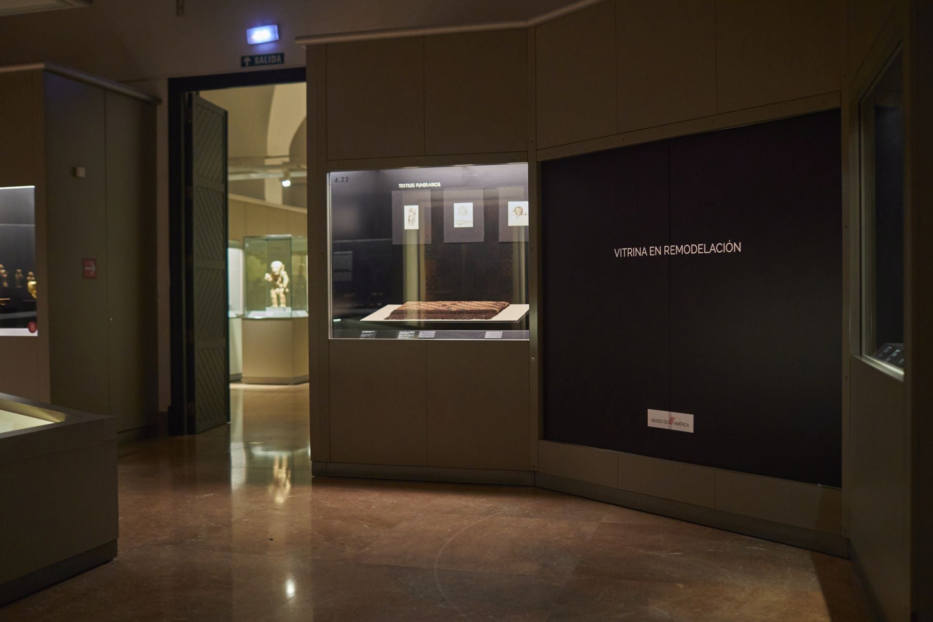 Vitrina clausurada por orden ministerial donde se exponía la momia de Paracas en el Museo de América