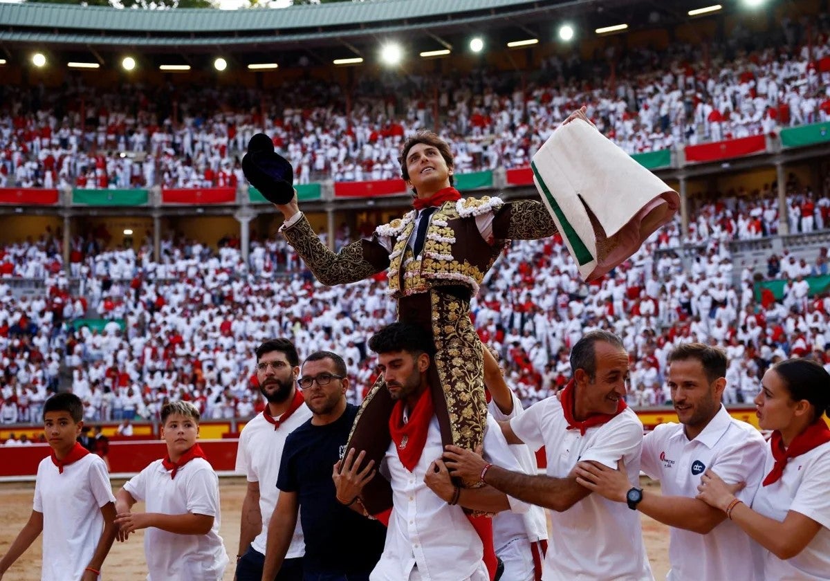 Roca Rey a hombros en Pamplona