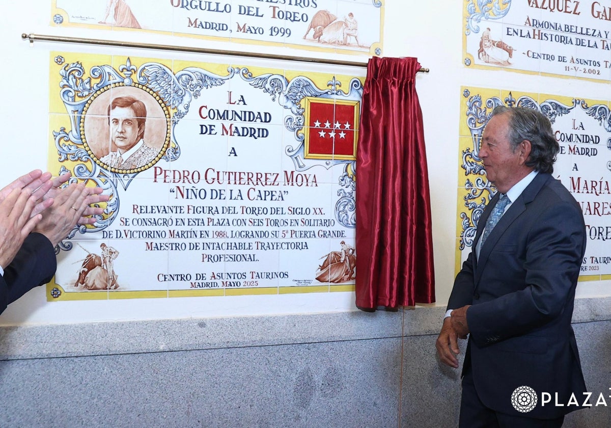El Niño de la Capea junto a su azulejo