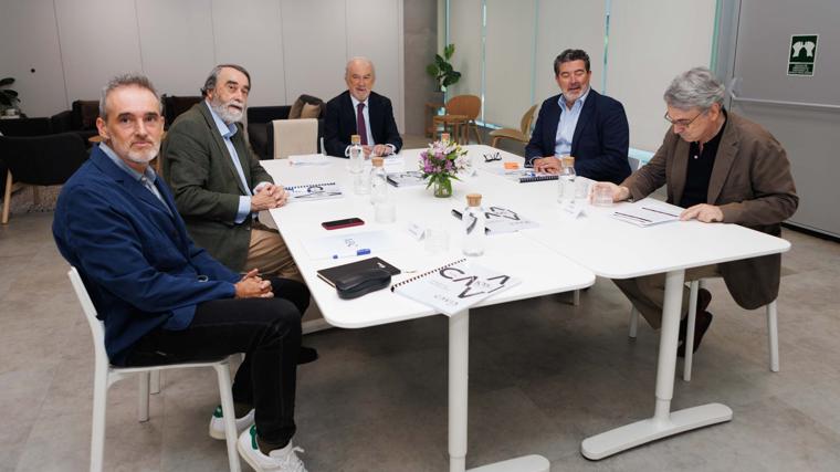 El jurado presidido por el director de la RAE, Santiago Muñoz Machado, e integrado por Pedro García Cuartango, Andrés Trapiello, Borja Echevarría y Julián Quirós