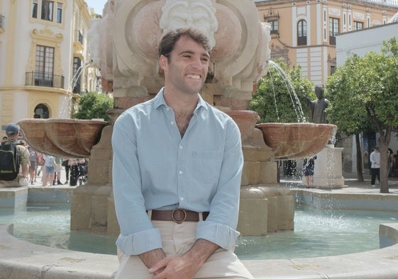 Rafael Serna posa sonriente en la plaza Virgen de los Reyes de Sevilla