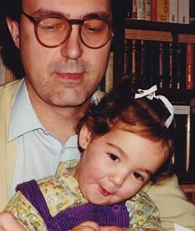 Imagen secundaria 2 - Arriba, Luis Alberto de Cuenca en la casa del fotógrafo José del Río Mons, que también lo retrató en el CSIC de Medinaceli. Abajo, con su hija Inés