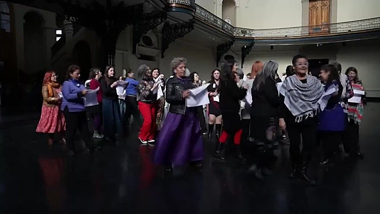 '¡Canta comadre, canta!', la performance que irrumpe en Santiago de Chile contra la violencia machista