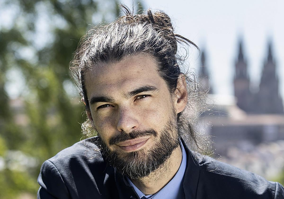 Óliver Laxe posa para ABC el pasado martes en Santiago, con la Catedral al fondo