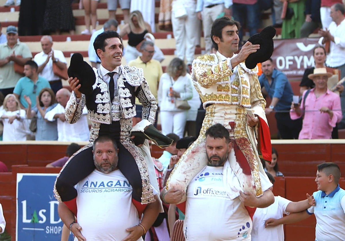 Los dos diestros a hombros tras sus faenas en el Coso del Pino