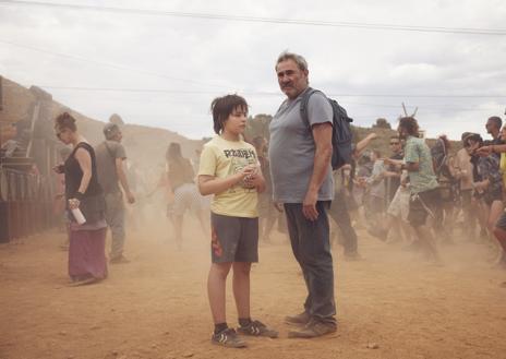 Imagen secundaria 1 - Momentos del rodaje de 'Sirat' y un posado de su director, Óliver Laxe