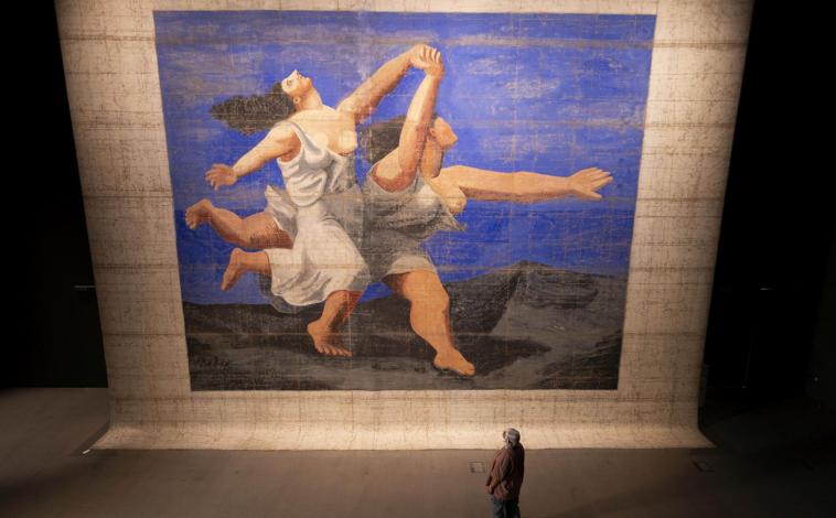 Imagen principal - De arriba abajo: 'El tren azul', telón diseñado por Pablo Picasso en 1924 para los Ballets Rusos de Diaghilev; exquisito techo de madera tallada y dorada del siglo XV del antiguo Palacio Torrijos en España; Puesta a punto de objetos del archivo de David Bowie