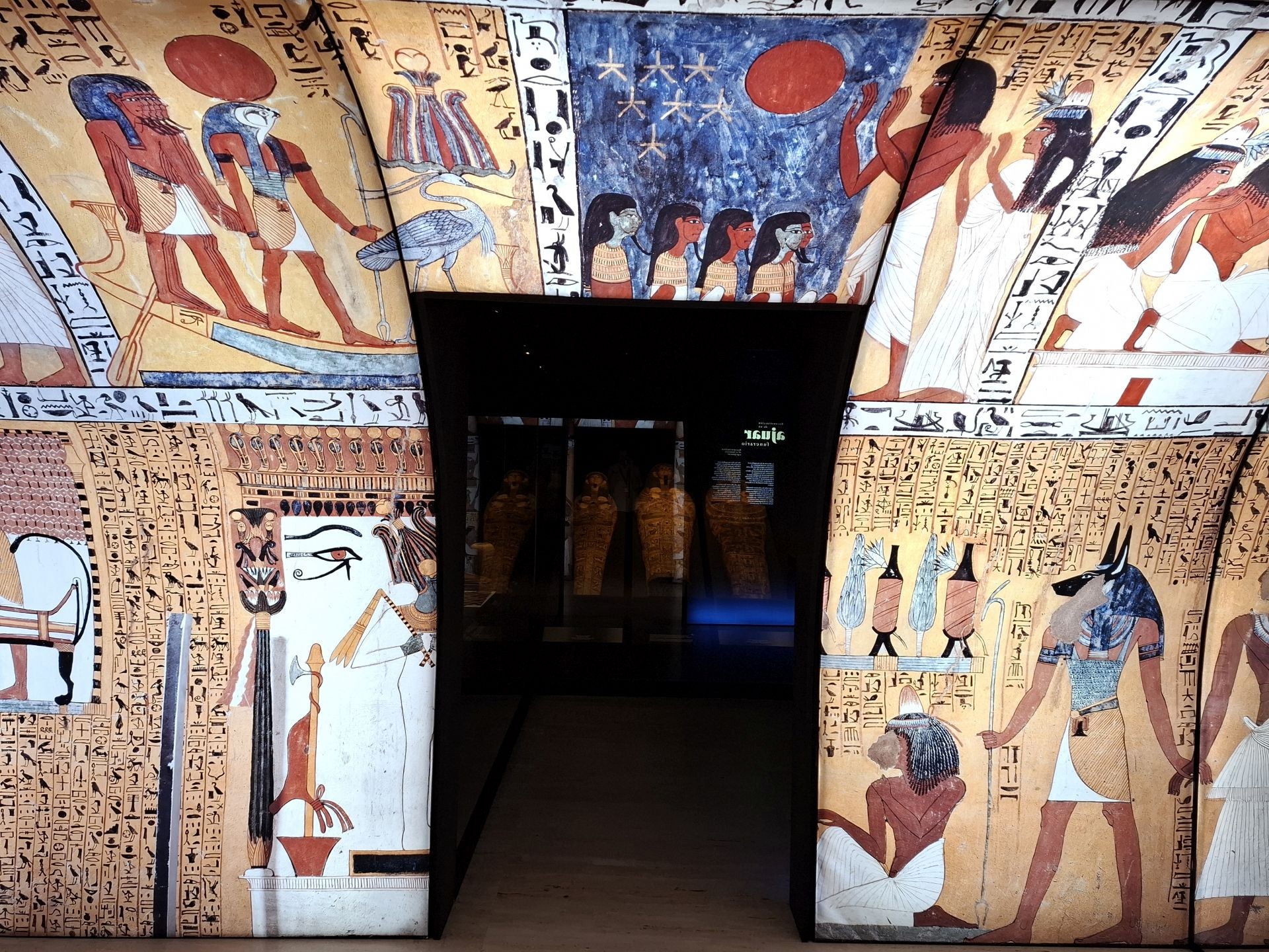 Recreación de la cámara funeraria de la tumba de Sennedjem, en la exposición sobre 'El Egipto de Eduard Toda'
