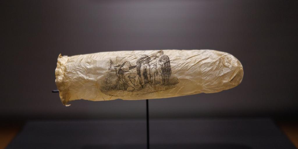 El rijksmuseum de ámsterdam expone un raro condón con un grabado erótico del siglo xix