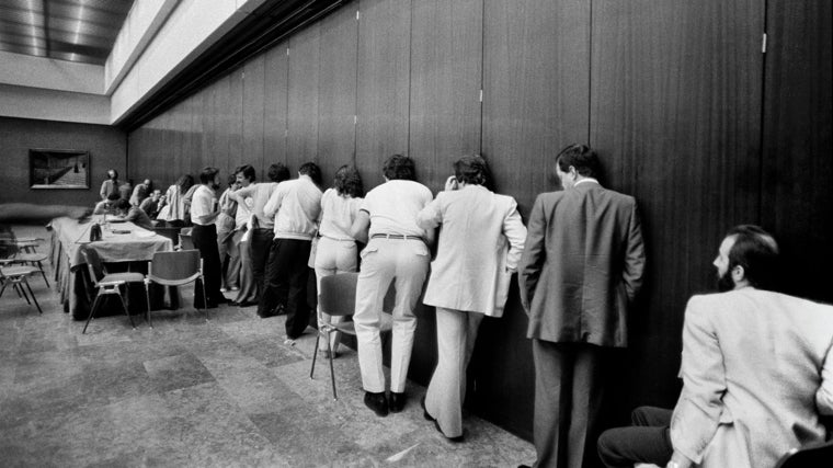Periodistas concentrados en busca de información durante una reunión a puerta cerrada del Consejo político de la UCD, Madrid, 1982