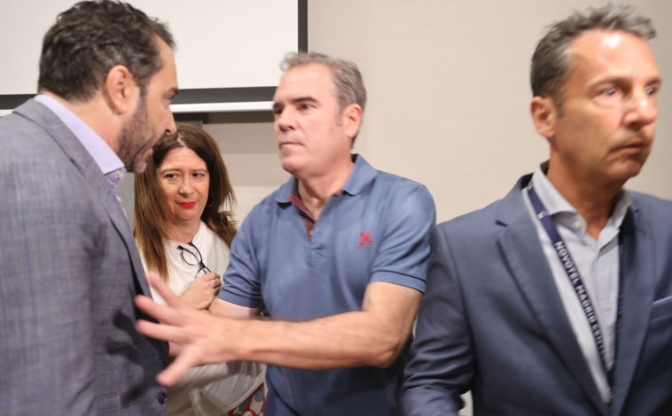 Imagen principal - Escenas de la irrupción de Aldama en la comparecencia de Leire Díez