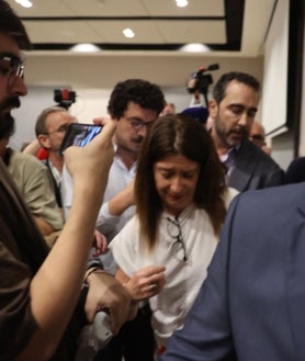 Imagen secundaria 2 - Escenas de la irrupción de Aldama en la comparecencia de Leire Díez