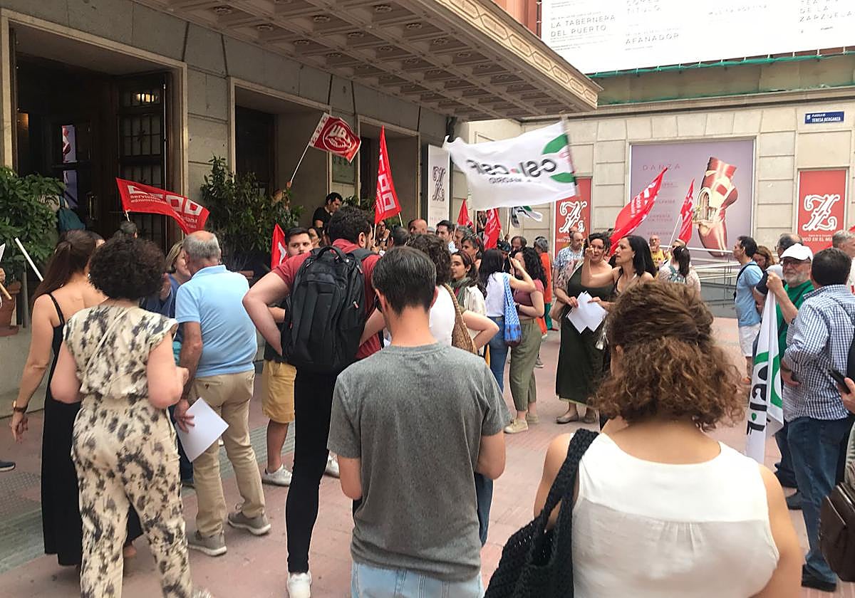 Protestas en la entrada del Teatro de la Zarzuela
