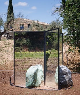 Imagen secundaria 2 - De arriba abajo, 'The Act of Being Together', de José Dávila; la 'Asamblea interespecies' de SUPERFLEX; y 'Absorción', de Alicja Kiwade