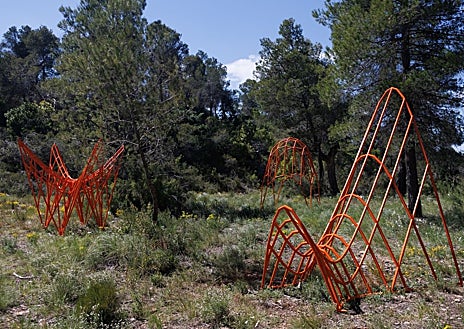 Imagen secundaria 1 - De arriba abajo, Bourdais descansa en una de las piezas de Oliver Mosset; estructuras metálicas de Héctor Zamora y pieza monumental de Claudia Comte
