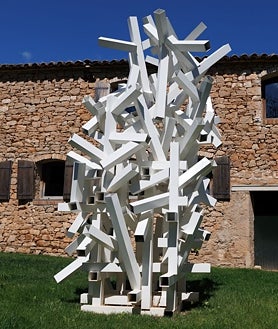 Imagen secundaria 2 - De arriba abajo, interior de Solo Office; maqueta del futuro hotel; y escultura de Pedro Cabrita Reis a las faldas de la bodega