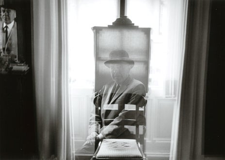 Imagen secundaria 1 - De arriba abajo, 'El hombre desafortunado'; 'Magritte en su caballete'; y 'Al final del tiempo', de Duane Michals