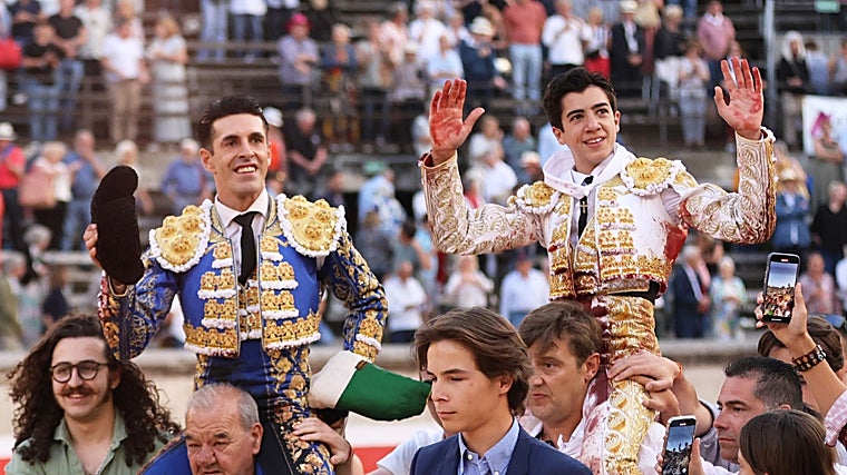 Marco y Talavante salen por la puerta grande