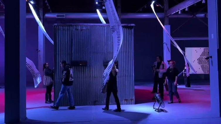 Nadya Tolokonnikova presenta su exposición 'Estado policial' en Los Ángeles