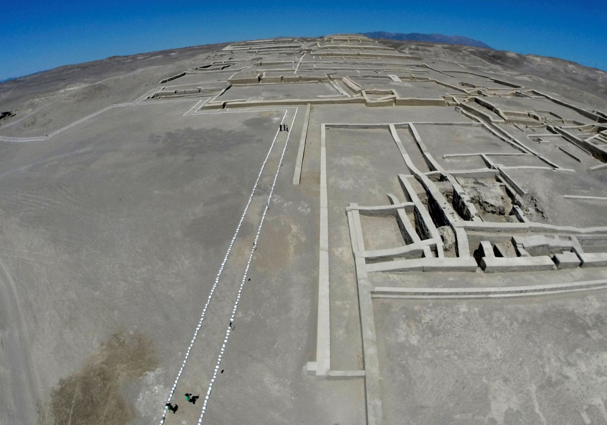 Turistas caminan en la Gran Pirámide del Centro Ceremonial Cahuachi en Nazca el 13 de septiembre de 2014