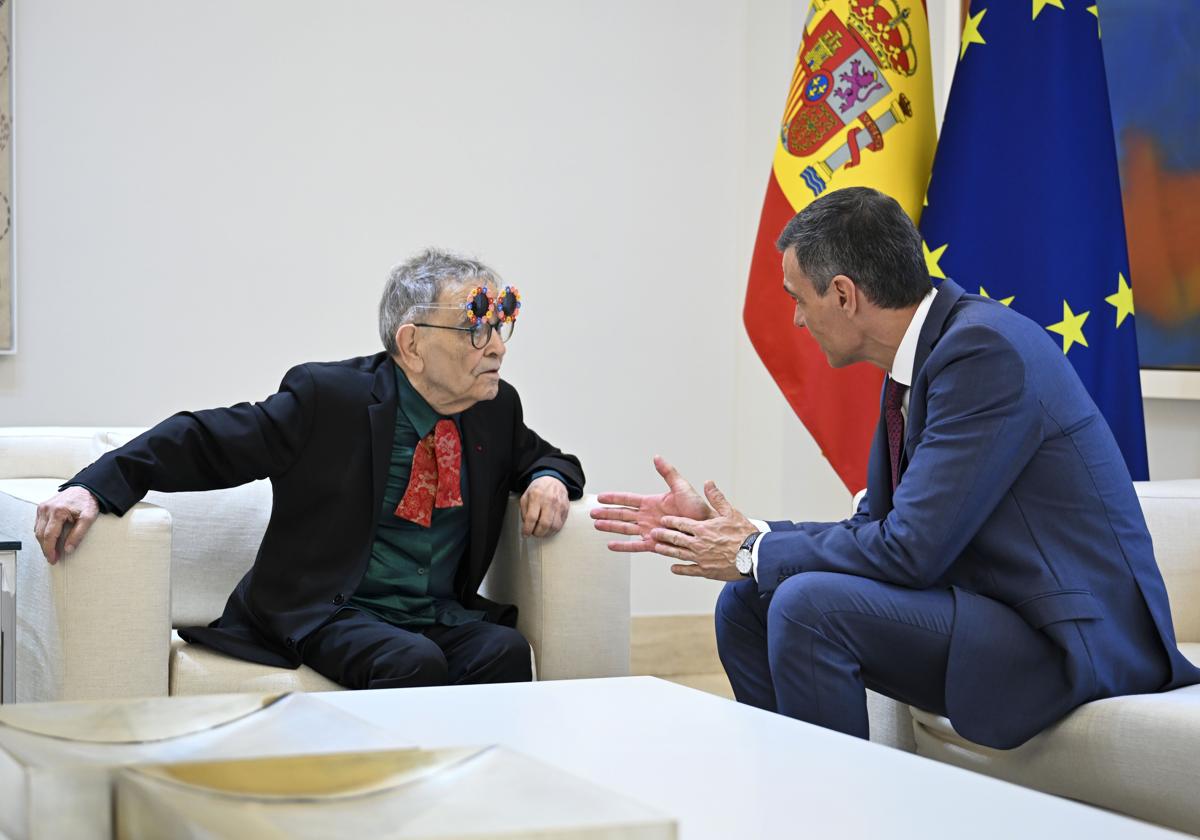 El presidente del Gobierno, Pedro Sánchez, mantiene este martes un encuentro con el dramaturgo y poeta Fernando Arrabal