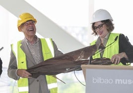 Norman Foster celebra su 90 cumpleaños con una visita «especial» a su obra en el Bellas Artes de Bilbao