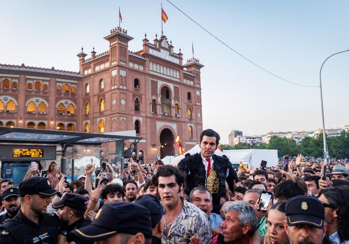 Morante, saliendo a hombros por la calle Alcalá tras triunfar en Las Ventas