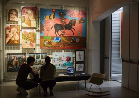 Imagen secundaria 1 - De arriba abajo, Mun-Jung Chang, directora de Bowman Hal; espacio de la galería dedicado a mostrar obras de otros artistas no expuestos; y entrada a este espacio