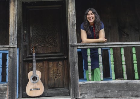 Imagen secundaria 1 - Lorena Álvarez necesitaba «desaparecer» y regreso a la pequeña aldea asturiana en la que nació y creció. Arriba, en una de las paneras de su pueblo. Abajo a la izquierda, en su estudio.