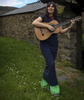 Imagen secundaria 2 - Lorena Álvarez necesitaba «desaparecer» y regreso a la pequeña aldea asturiana en la que nació y creció. Arriba, en una de las paneras de su pueblo. Abajo a la izquierda, en su estudio.