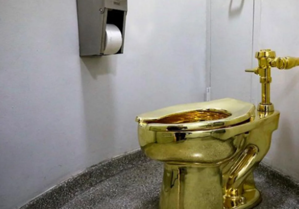 Inodoro de oro en la exhibición de Nueva York
