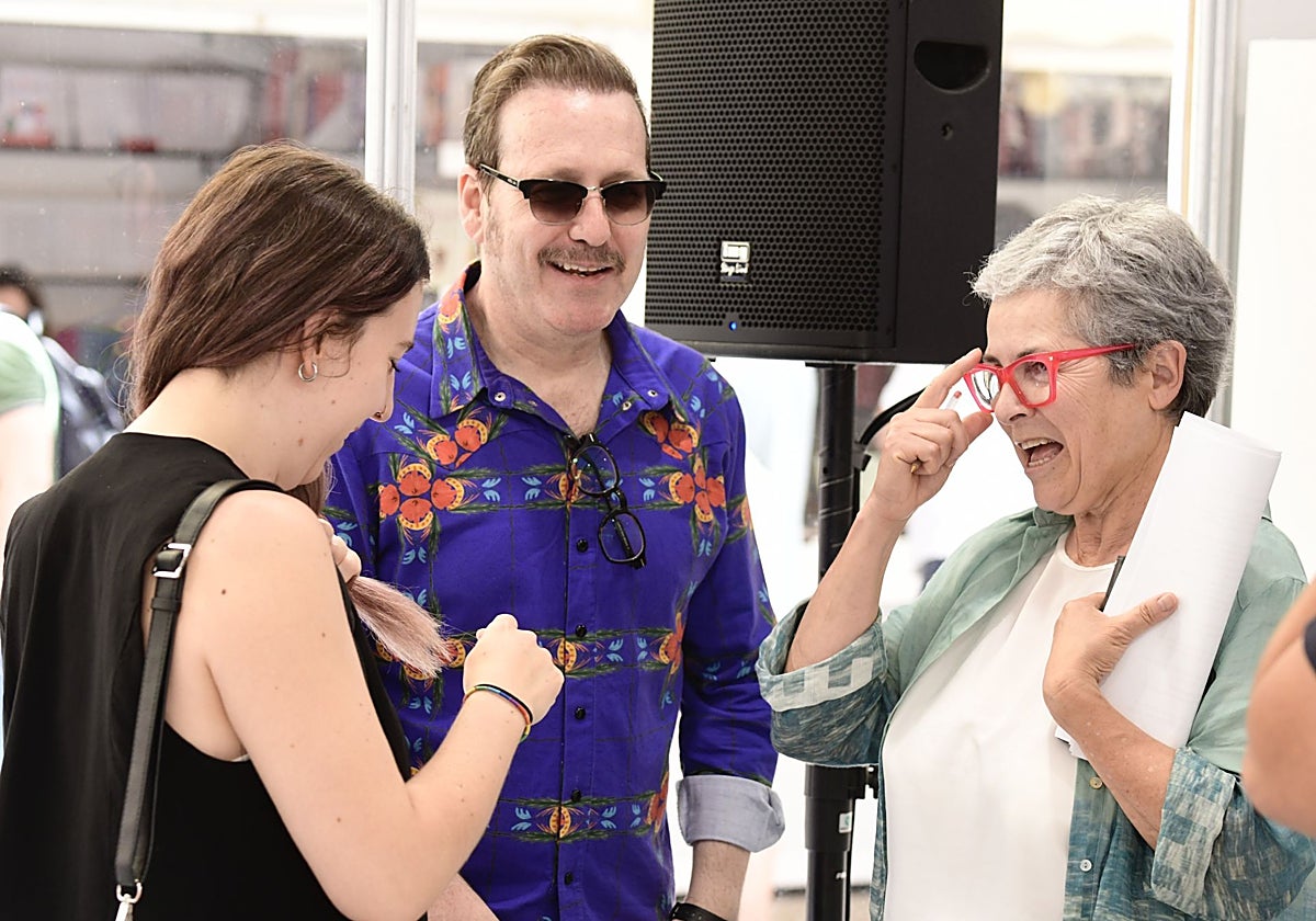 La directora de la Feria del Libro de Madrid, Eva Orúe (d), junto al humorista Joaquín Reyes (c), ofrece un balance de ventas y asistentes a esta edición, la número 84, que ha estado dedicada a Nueva York.