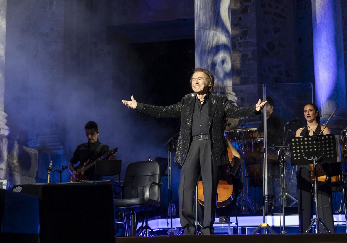 Raphael deleita a sus fans en su concierto