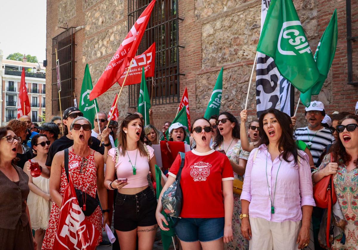 Coristas de la Zarzuela interpretan piezas de su repertorio frente al Ministerio de Cultura