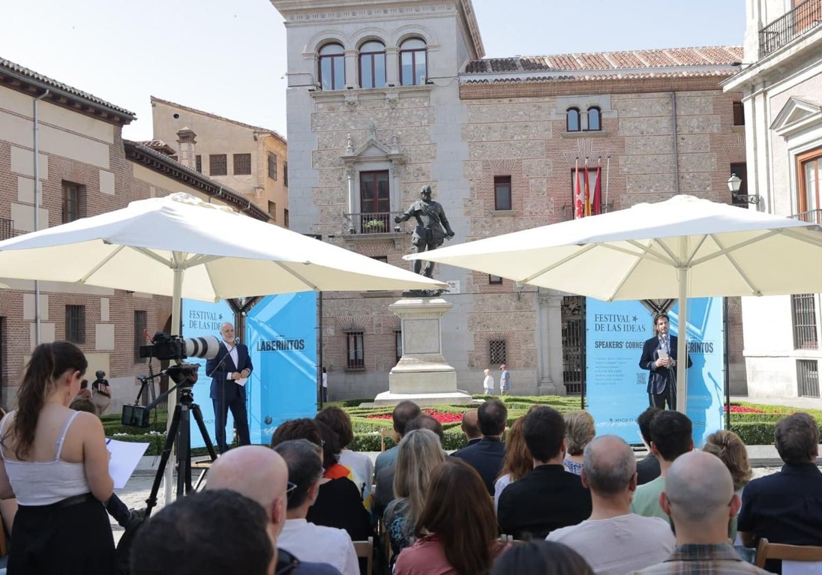 Óscar Becerra y Valerio Rocco en la presentación del Festival de las Ideas