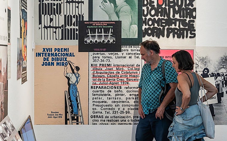 Imagen principal - En las imágenes, detalles del montaje de la muestra del aniversario de la Fundación Miró en Barcelona