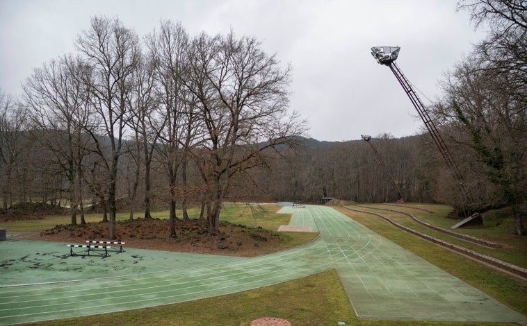 Imagen principal - En las imágenes, dos de los proyectos del colectivo en Olot: La pista e atletismo de la localidad y el restaurante Les Cols