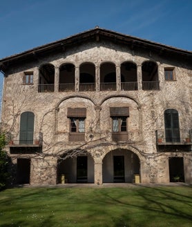 Imagen secundaria 2 - En las imágenes, dos de los proyectos del colectivo en Olot: La pista e atletismo de la localidad y el restaurante Les Cols