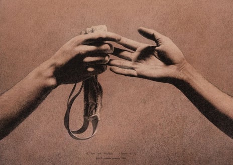 Imagen secundaria 1 - De arriba abajo, 'De qué país eres tú dormido entre realidades como bocas sedientas (díptico)', obra de 1982; 'David & Jonathan II' (1981); y detalle de 'Parade XIII - Boot Rack' (1980)