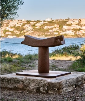 Imagen secundaria 2 - Arriba, vista aérea de Hauser & Wirth en la Isla del Rey. Sobre estas líneas, a la izquierda, 'PRANK: jape; 2022/23', de Phyllida Barlow, en Hauser & Wirth Menorca. Phyllida Barlow Estate. A la derecha,, 'Saludo a los pájaros II' (2000), de Eduardo Chillida. Zabalaga Leku, San Sebastián, Vegap, 2025.