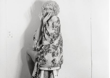 Imagen secundaria 1 - Tres fotografías de Cindy Sherman. Arriba, 'Untitled Film Still' #24', 1978. Sobre estas líneas, a la izquierda, 'Untitled (the actress at the murder scene)', 1976-2000. A la derecha, 'Untitled Film Still #6', 1977